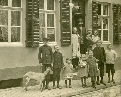 Elfköpfige Familie Bernhard Schäper mit Ziege in der Buddenstraße - Sammlung Henning Stoffers