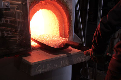 Glasnuggets werden in einen Glasschmelzofen eingelegt