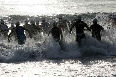 Triathlon - Sportler beim Schwimmen