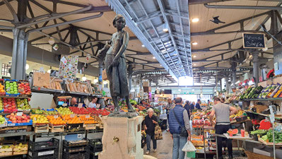 Markthalle und Bronzefigur von Marktfrau