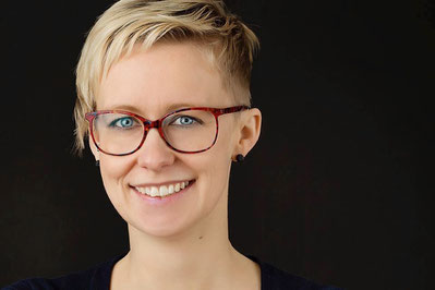 Steffi Eikel im Seminar zusammen mit Sooni und Jürgen Kind schaut über die Schulter nach hinten Essstörungen