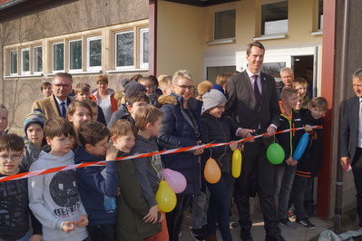 Einweihung des neuen Seilzirkus mit Landrat Steffen Burchhardt (rechts) und Schulleiterin Dorothee Schwuchow in der Brettiner Sekundarschule. Foto: Alpha-Report