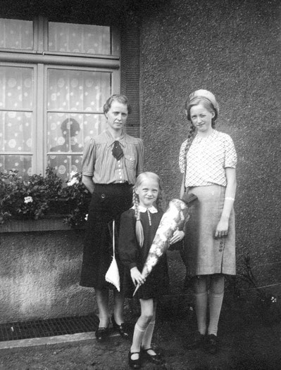 Im Jahr 1940 beginnt die Schulzeit für Marlies, hier mit Mutter und der großen Schwester Gisela