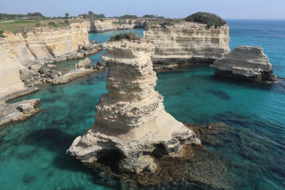 Die weiße Küste mit den Gesteinsformationen am Torre Sant' Andrea bildet u.a. einen natürlichen Kalksteinturm im kristallklaren Mer