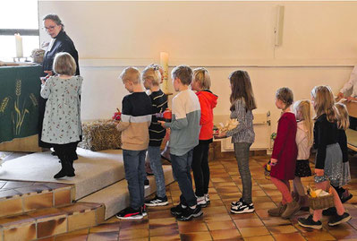 Einzug der Kinder zum Erntedankfest