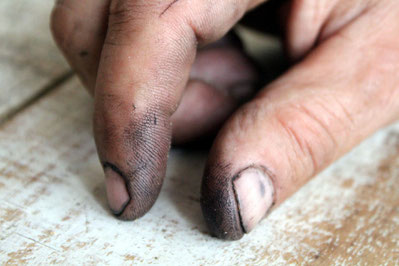 Hand schwarz schmutzig