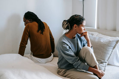 couple sur un lit problème sexuel dans le couple