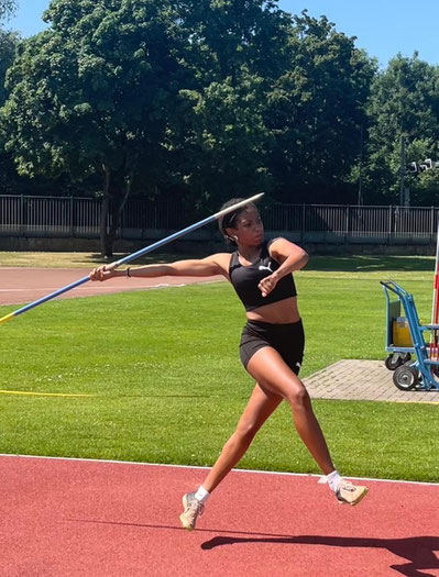 Pauline Ngangoua im Speerwurf