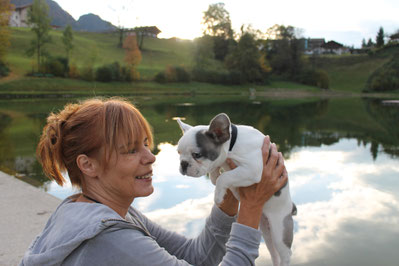 Hundetrainer mit Welpen