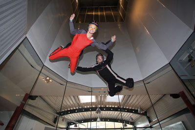 Boris Nebe, Gründer und Geschäftsführer von Indoor Skydiving Bottrop GmbH beim Einsteiger-Coaching im Windkanal.