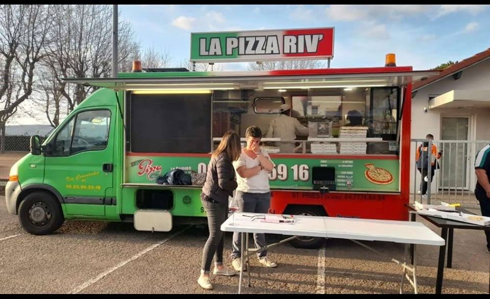 Camion pizzas le 2 février 2023 Association d'élève de l'école du Pilat