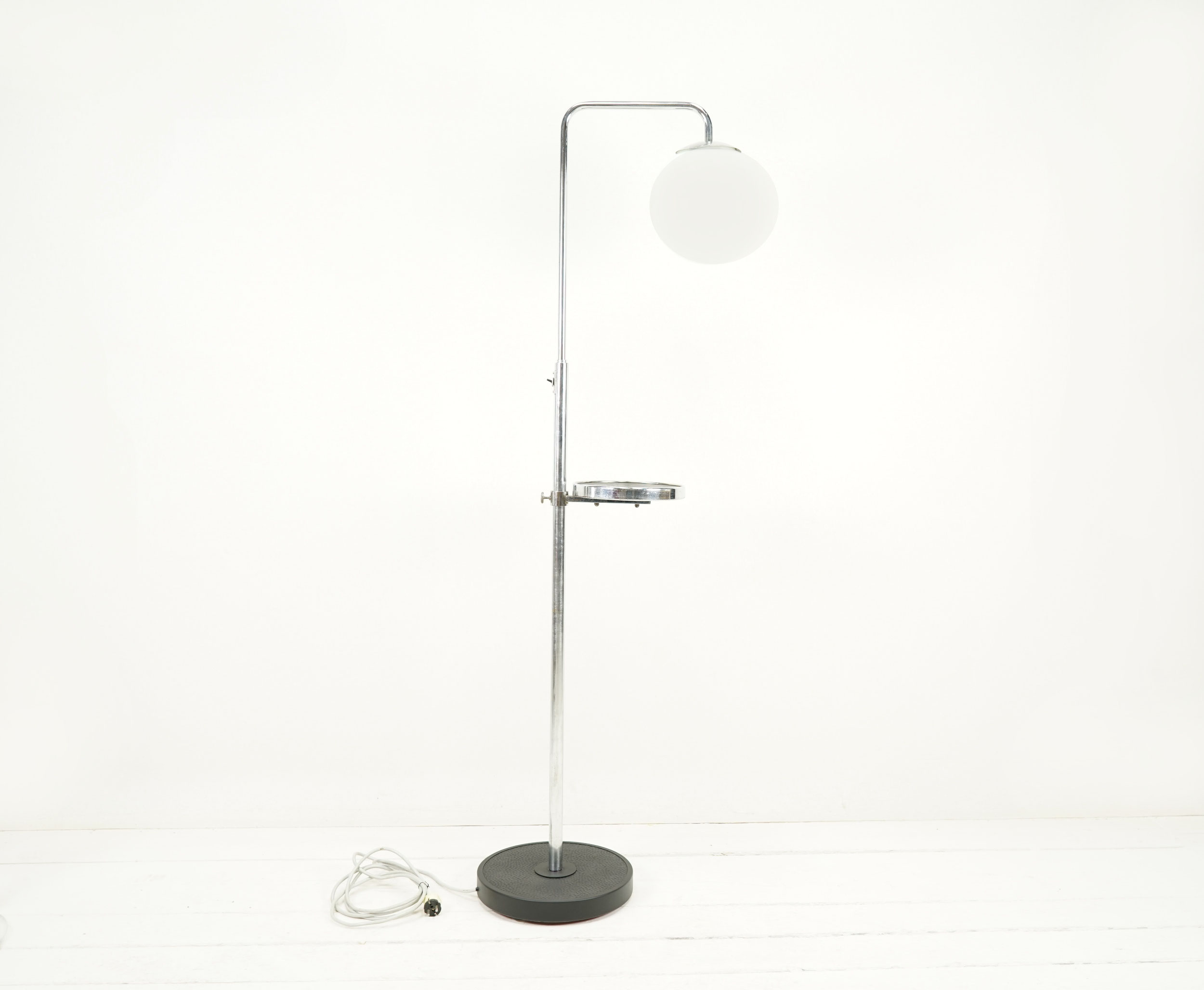 Neu eingetroffen: Bauhaus Stehlampen - Originale Bauhaus Möbel (Sessel