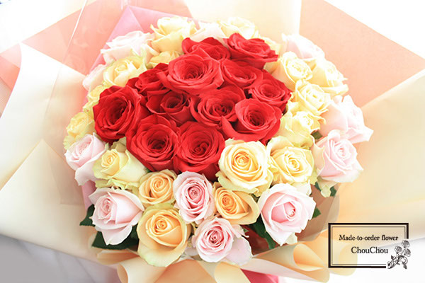 プロポーズ ダズンローズ 12本 の赤薔薇を囲った40本のバラの花束 Order No 2403 オーダーフラワー Chouchou シュシュ プロポーズ 誕生日 スタンド花