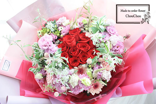 プロポーズ 12本の赤薔薇 ダズンローズ の華やかな花束 Order No 2706 オーダーフラワー Chouchou シュシュ プロポーズ 誕生日 スタンド花