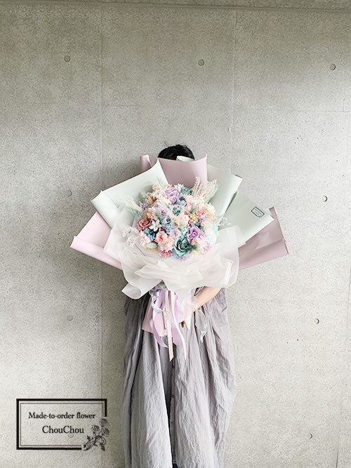 結婚式でのサプライズ プリザーブドフラワーの花束 ジェラトーニ ステラルー イメージカラー Order No 2705 オーダーフラワー Chouchou シュシュ プロポーズ 誕生日 スタンド花