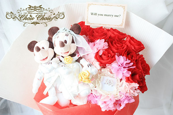 プロポーズリングとウェディングミッキー ミニーが入ったダズンローズ の花束 プリザーブドフラワー Order No オーダーフラワー Chouchou シュシュ プロポーズ 誕生日 スタンド花 プロポーズリングとウェディングミッキー ミニーが入ったダズンローズ の花束 プリザーブドフラワー Order No オーダーフラワー Chouchou シュシュ プロポーズ 誕生日 スタンド花
