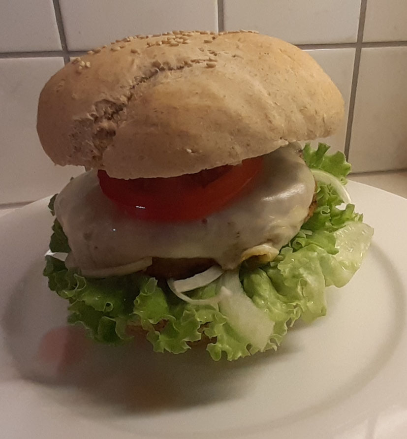 Selbstgemachter Burger mit Kartoffelspalten - wirliebenlebensmittels