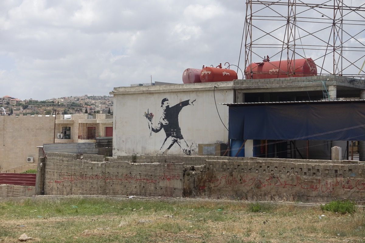 作品解説】 バンクシー「花束を投げる男」 - Artpedia アート