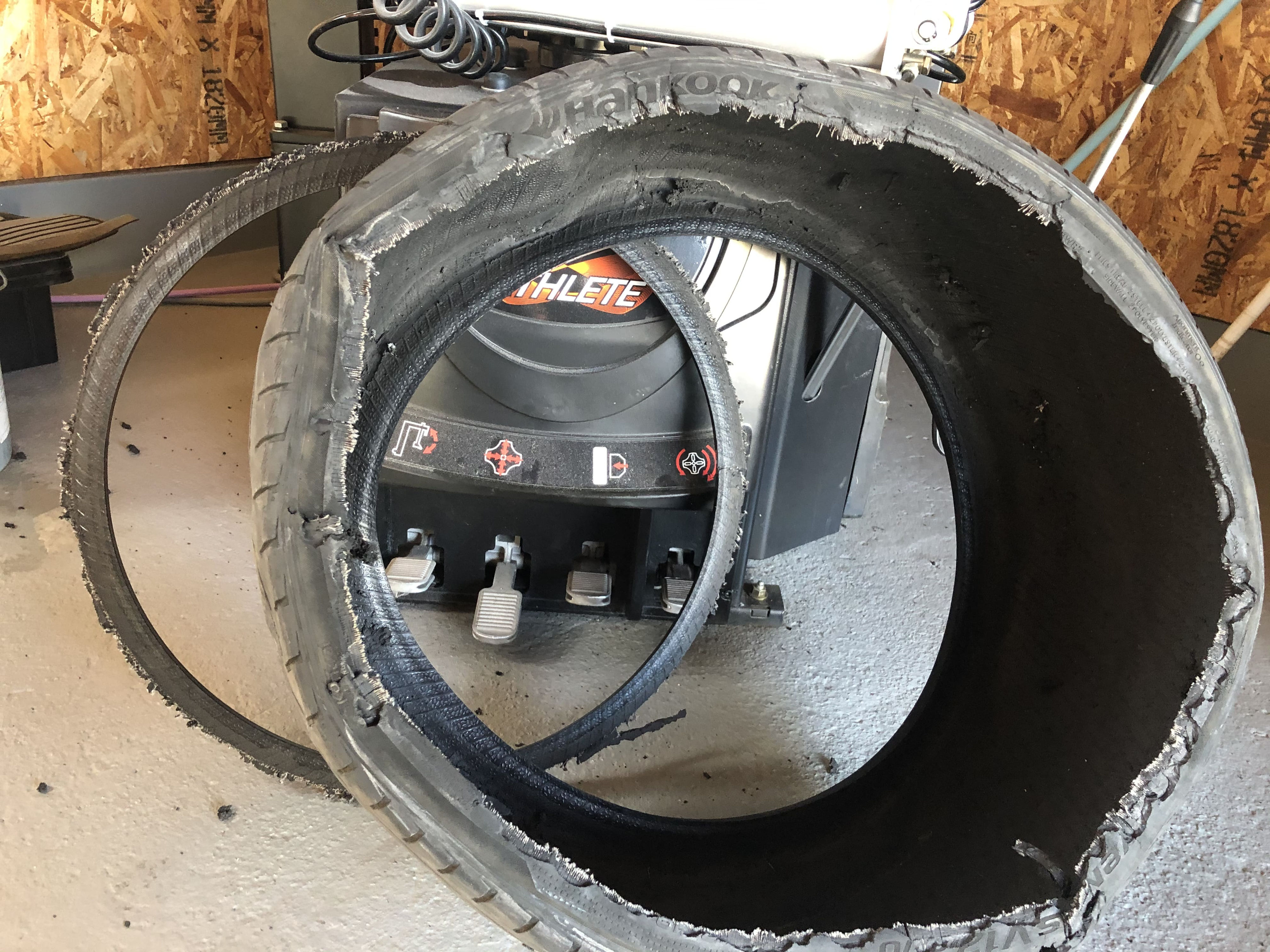 突然のバースト タイヤチェックは忘れずに お車のことなら スマイルピット 突然のバースト タイヤチェックは忘れずに お車のことなら スマイルピット