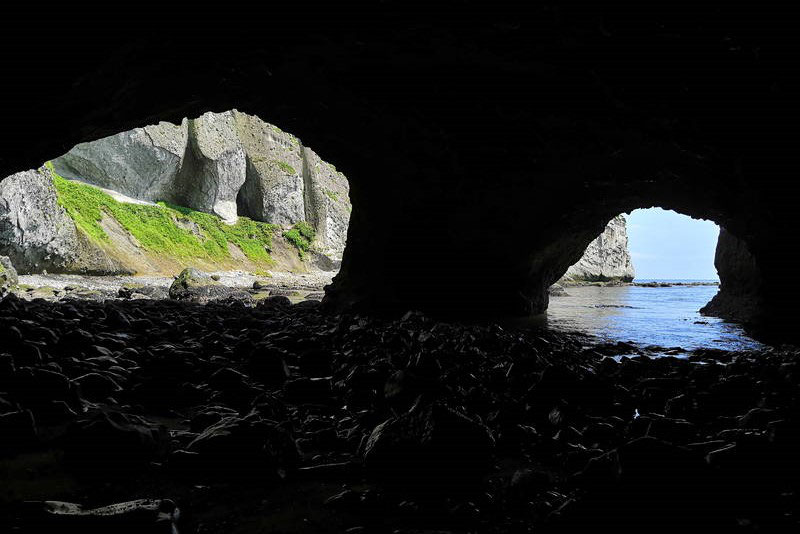 イタンキ海蝕洞｜大潮の干潮時が条件！波に侵食された断崖の洞窟に歩い