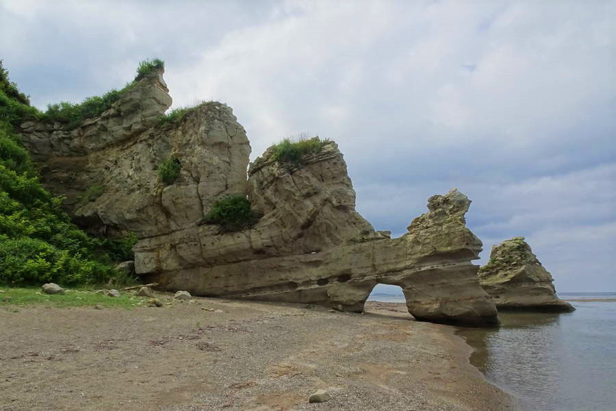 くぐり岩｜倒れるんじゃないかと心配になる奇岩【北海道観光スポット】