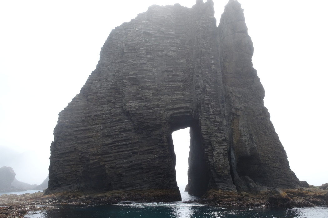 イタンキ海蝕洞｜大潮の干潮時が条件！波に侵食された断崖の洞窟に歩い