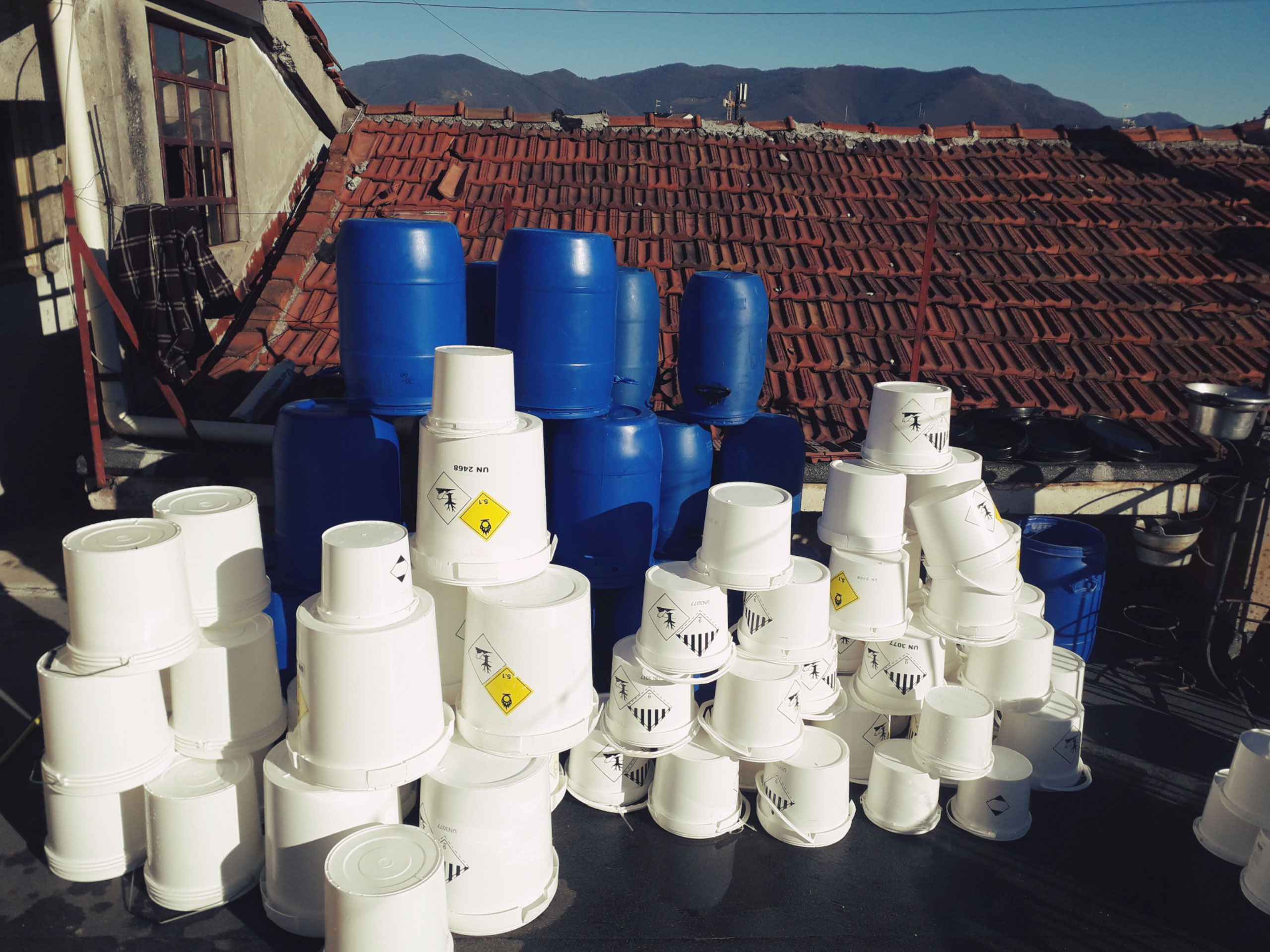 Recycled plastic drum set Musica come pratica Sociale!