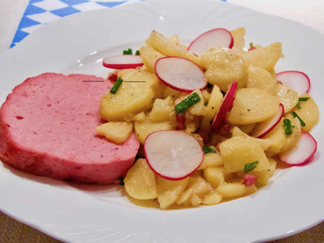 Warmer Bayerischer Kartoffelsalat mit Leberkäse - culinaric-und-creativ.de