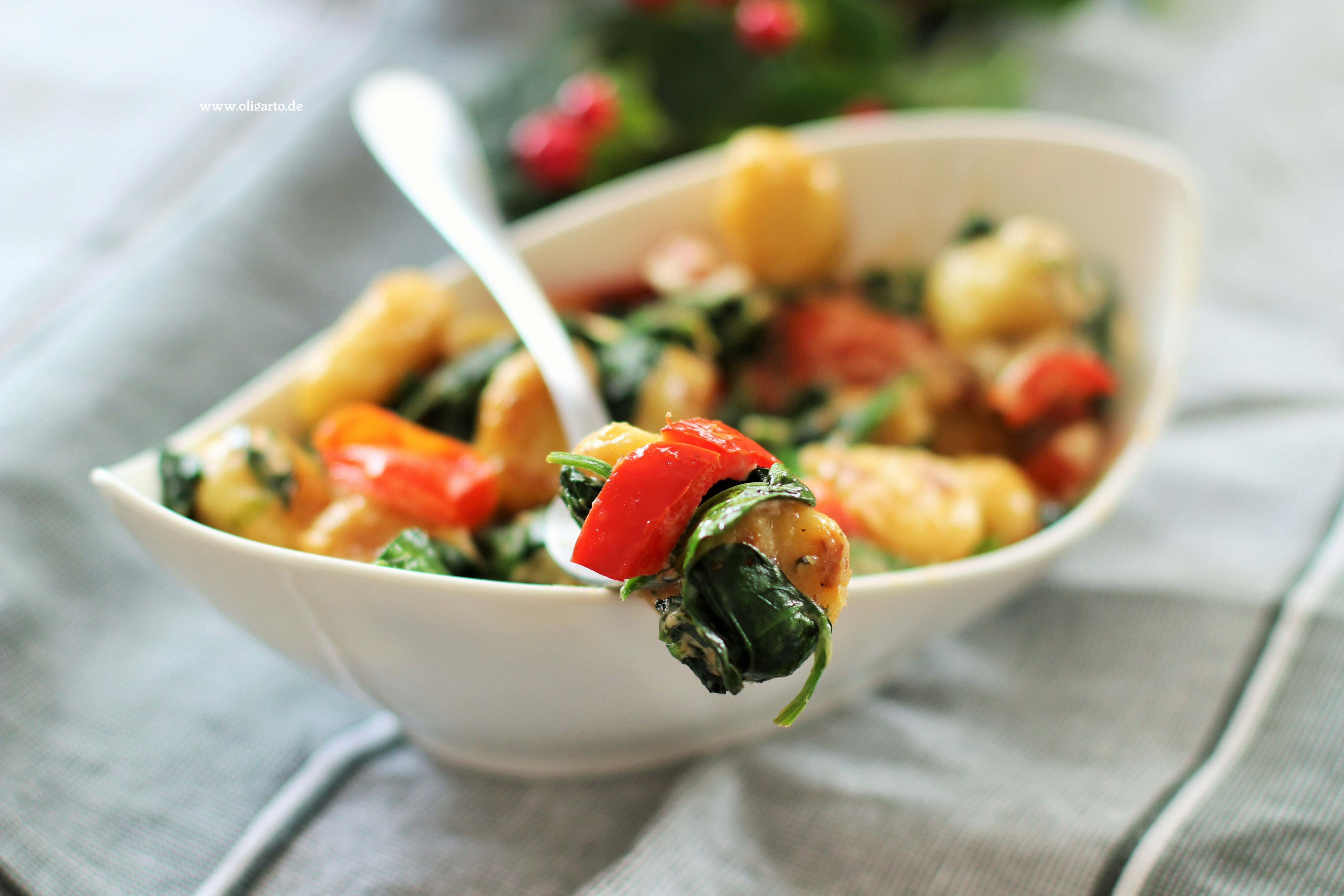 GNOCCHI MIT PAPRIKA, SPINAT UND MASCARPONE - Oligarto