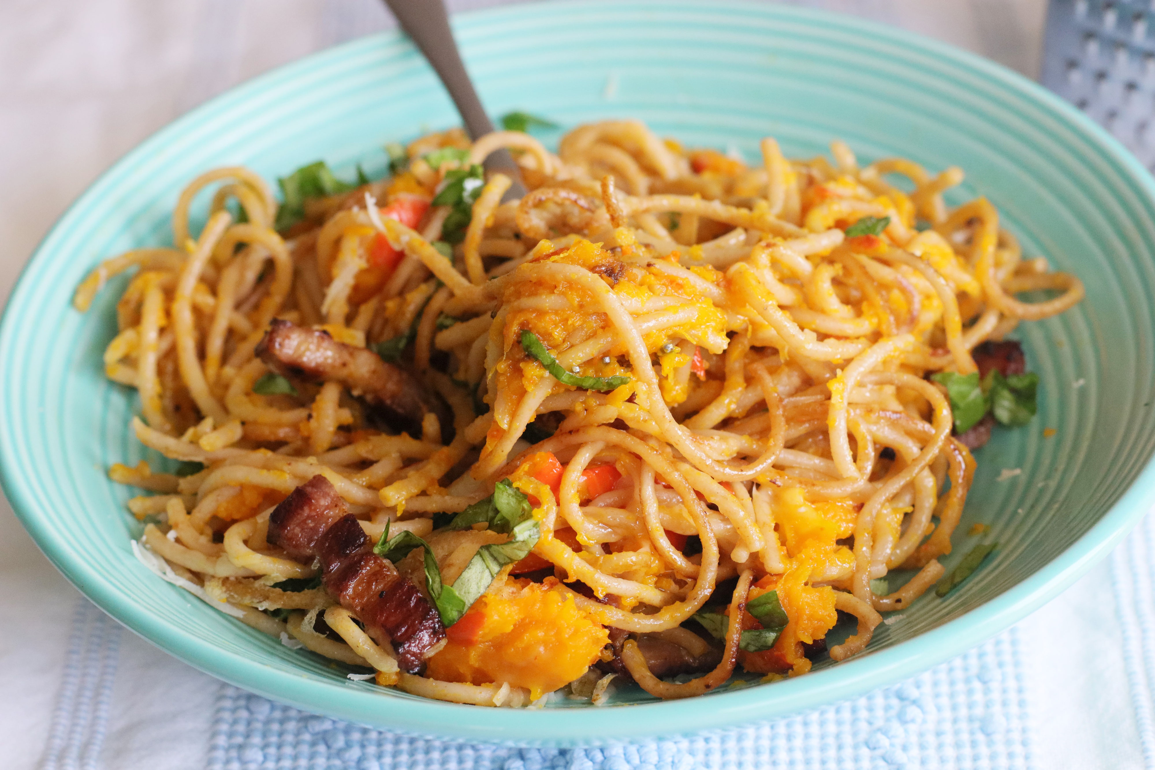VOLLKORNSPAGHETTI MIT KÜRBIS UND BACON - Oligarto VOLLKORNSPAGHETTI MIT KÜRBIS UND BACON - Oligarto