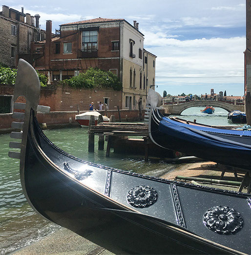 Dem ltesten Gondelbauer Von Venedig ber Die Schulter Geschaut