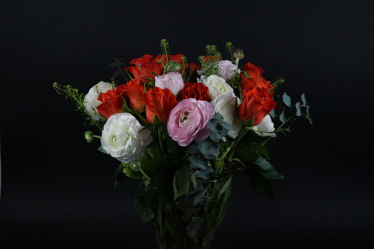 Blumen der Trauer: Auswahl und Bedeutung von Blumenarrangements für Beerdigungen