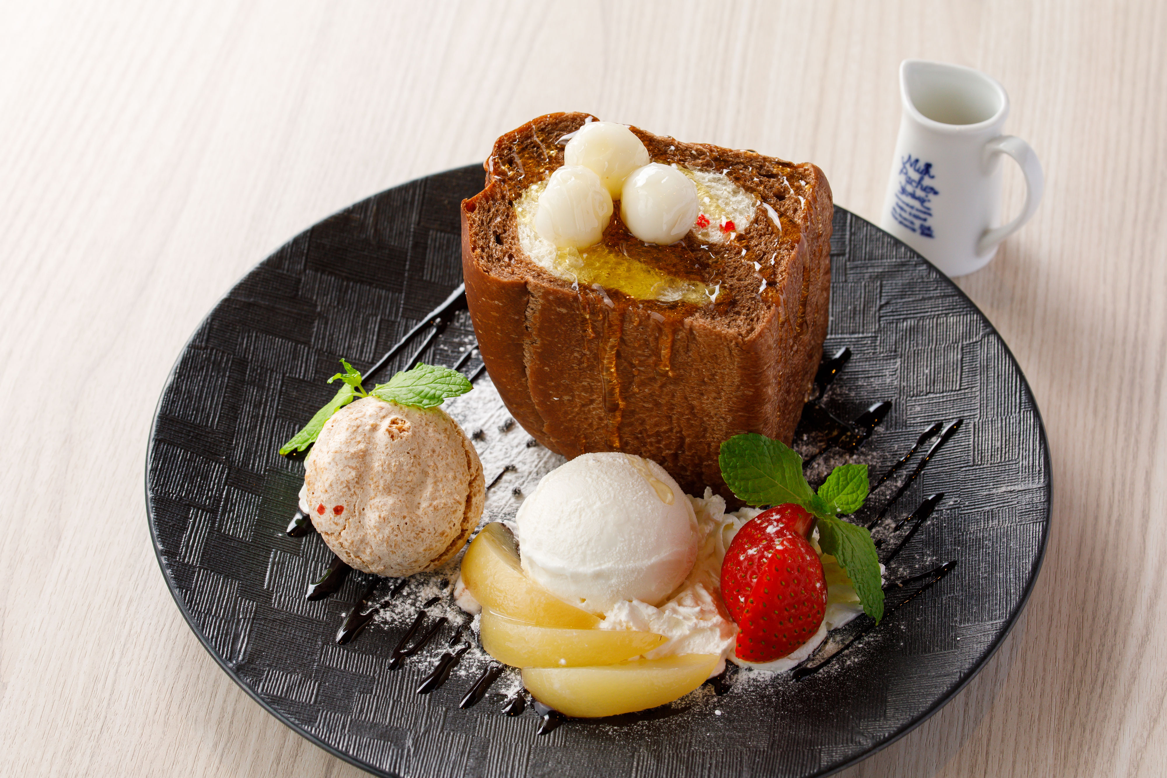 白蛇はちみつブレッド 白蛇ハニートースト Shirohebi Honey Bread Shirohebi Honey Toast Sando Terrace 金蛇水神社参道 休憩所