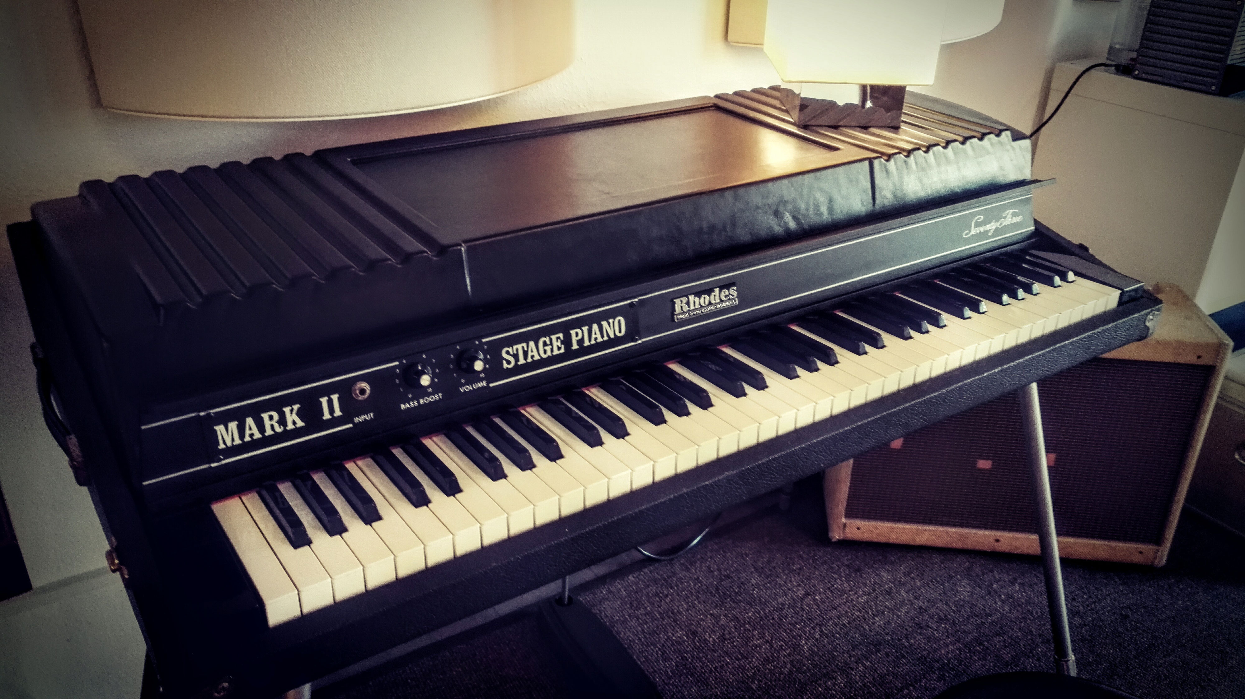 Fender Rhodes hits Spytunes Professioneller Drummer, Tonstudio