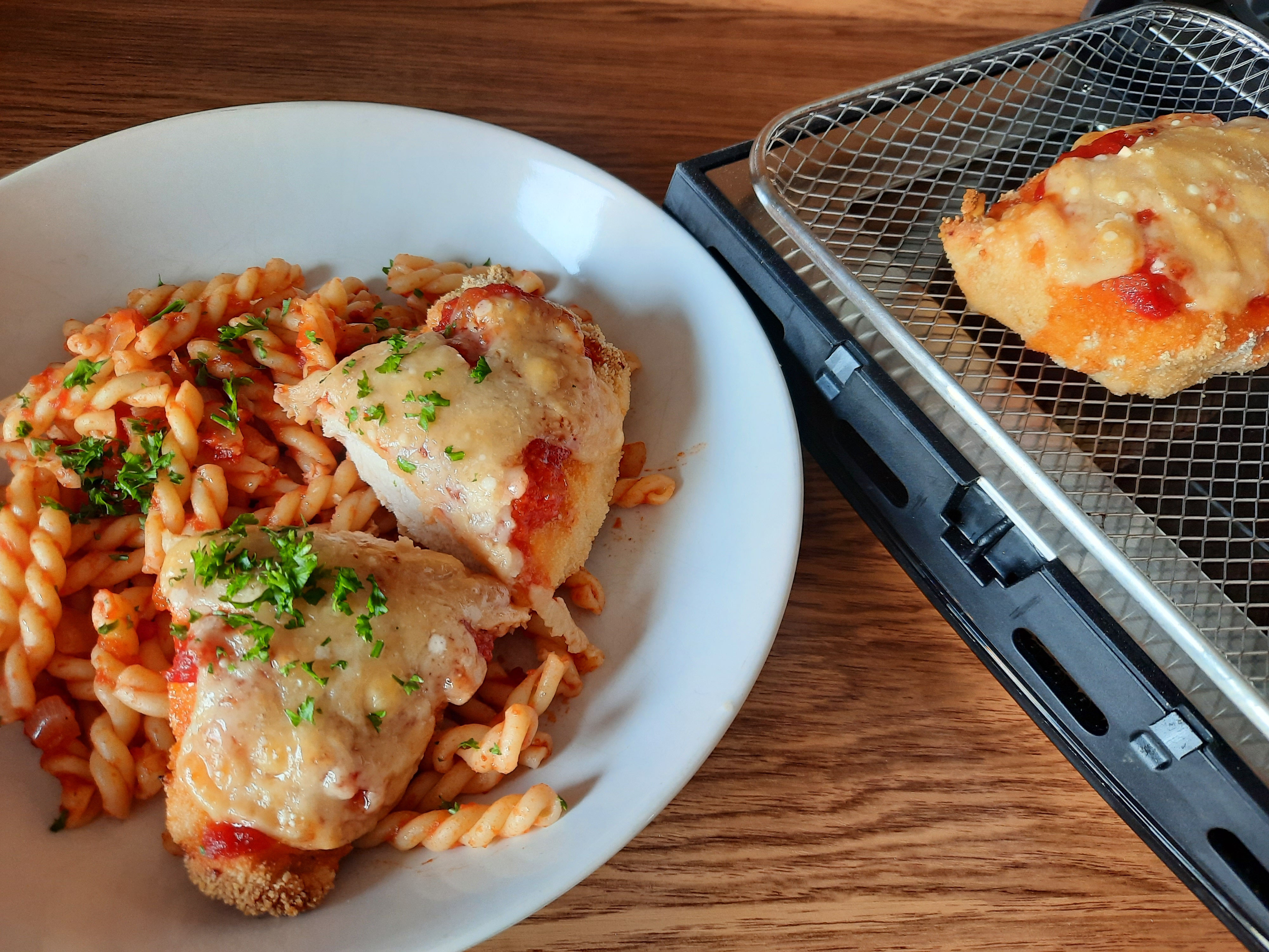 Überbackene Hähnchenbrust mit Tomatensoße und Parmesan im Deluxe Air ...