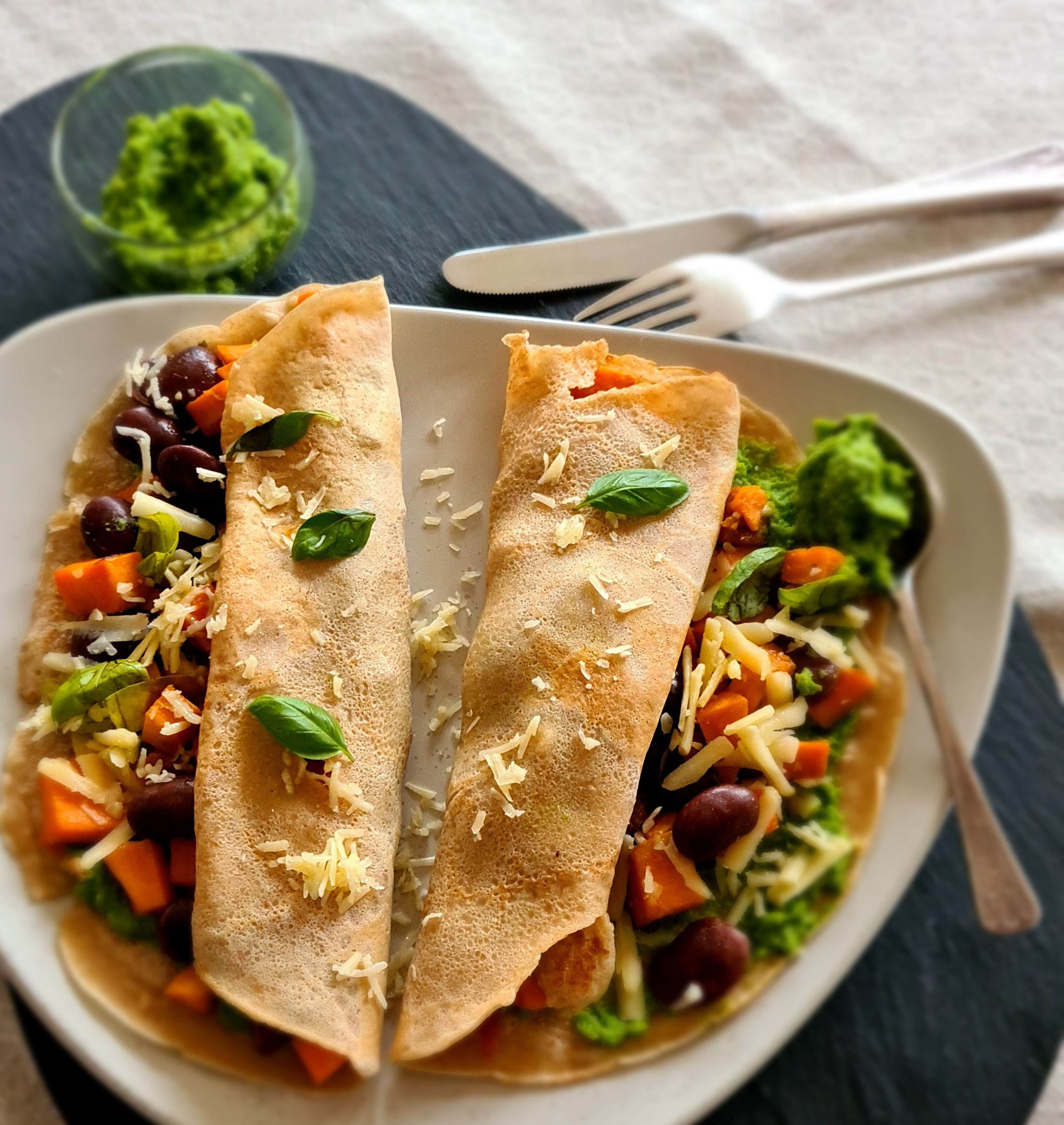 Bunt gefüllte Wraps mit Erbsenmus mariellaleitner