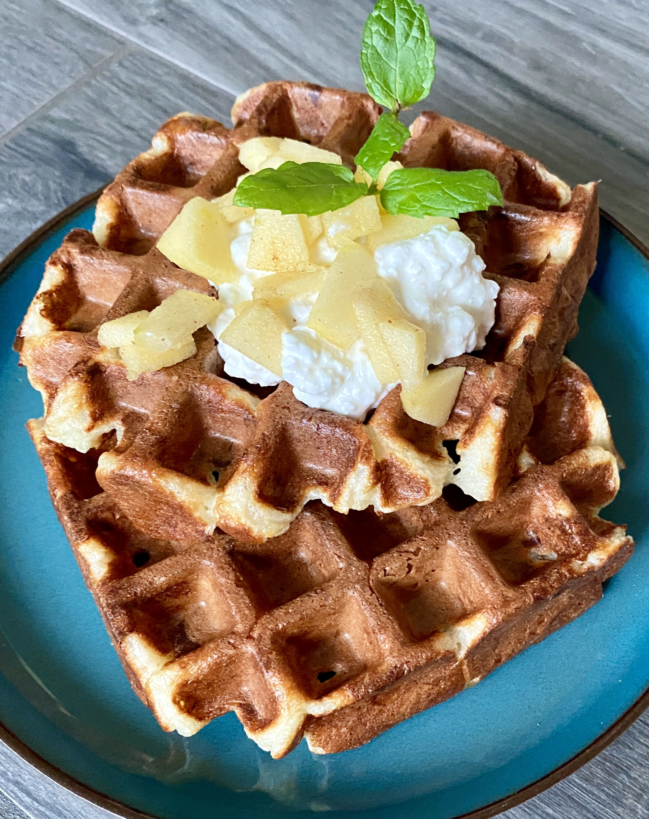 Proteinreiche Hüttenkäse-Waffeln mit Apfel - TheEssigs