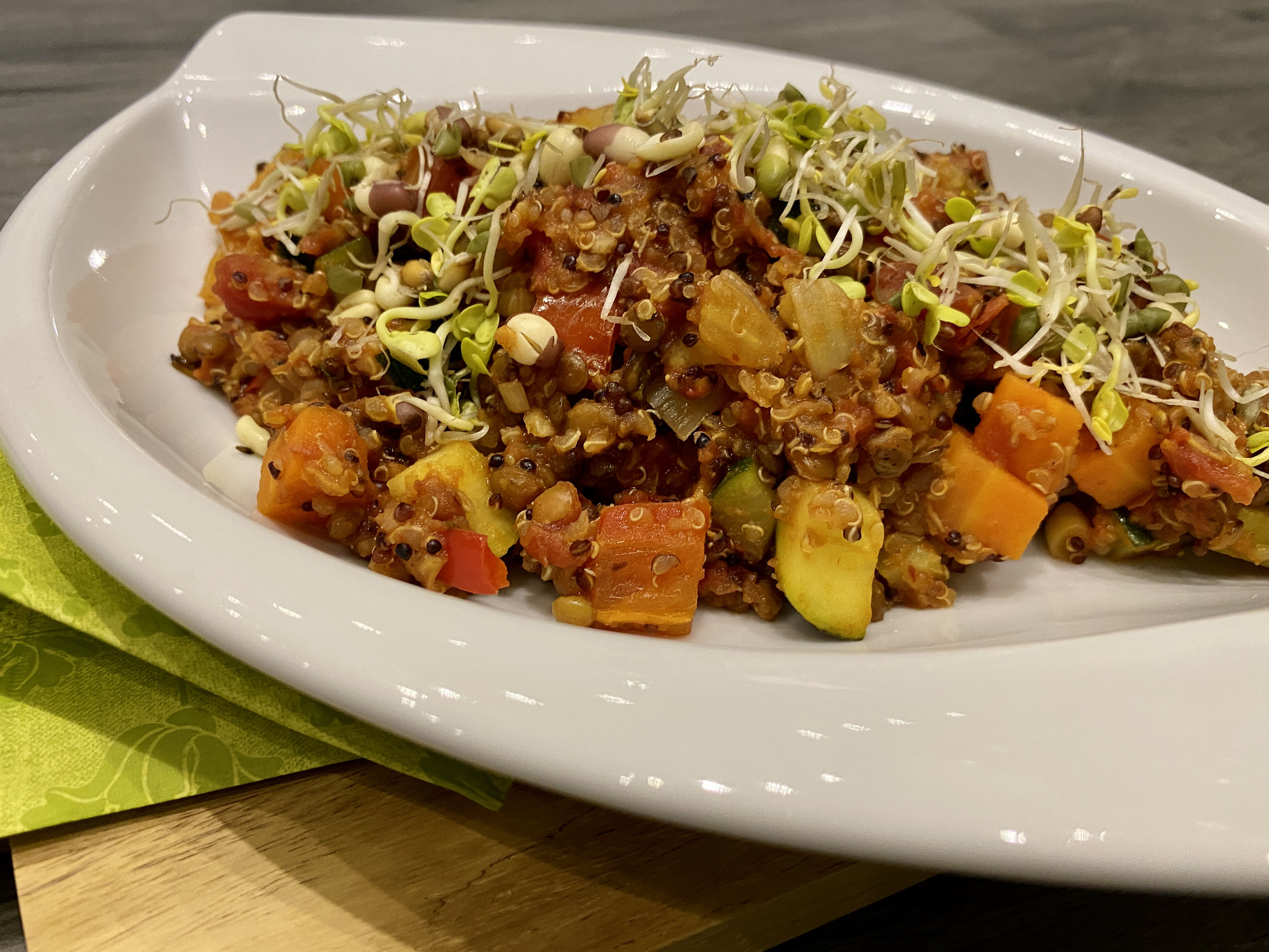 Quinoa-Gemüsepfanne mit Berglinsen - TheEssigs