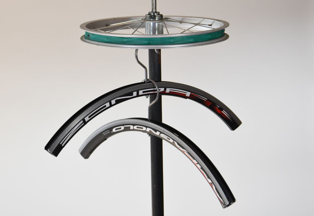 Stef Fauser Macht Aus Fahrradfelgen Kleiderbugel Stef Fauser Design Berlin Nachhaltig Und Innovativ