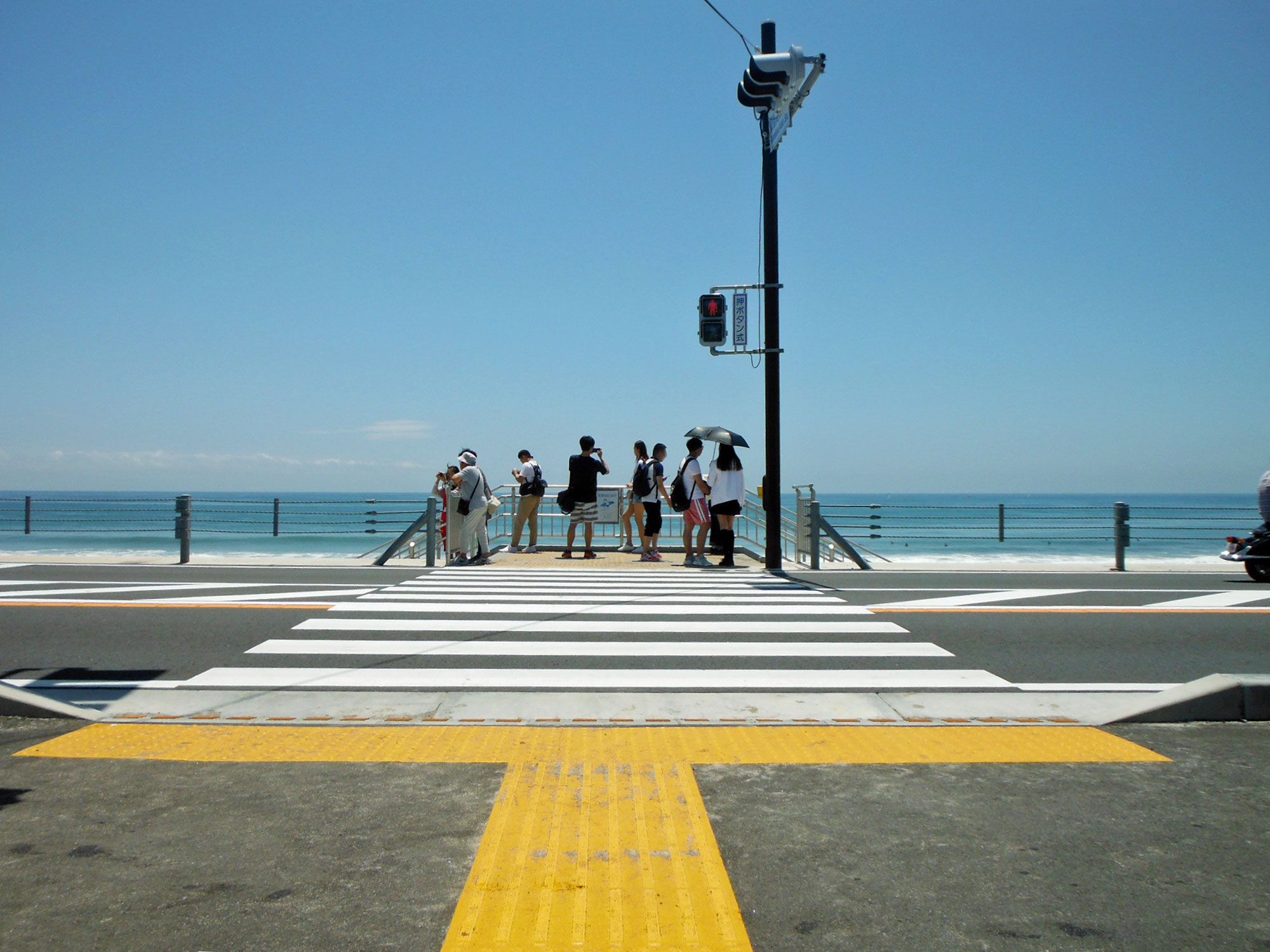 01 空と海の交差点 鎌倉高校前交差点 湘南の音楽 動画 映像制作会社 ドルフィンスルー株式会社