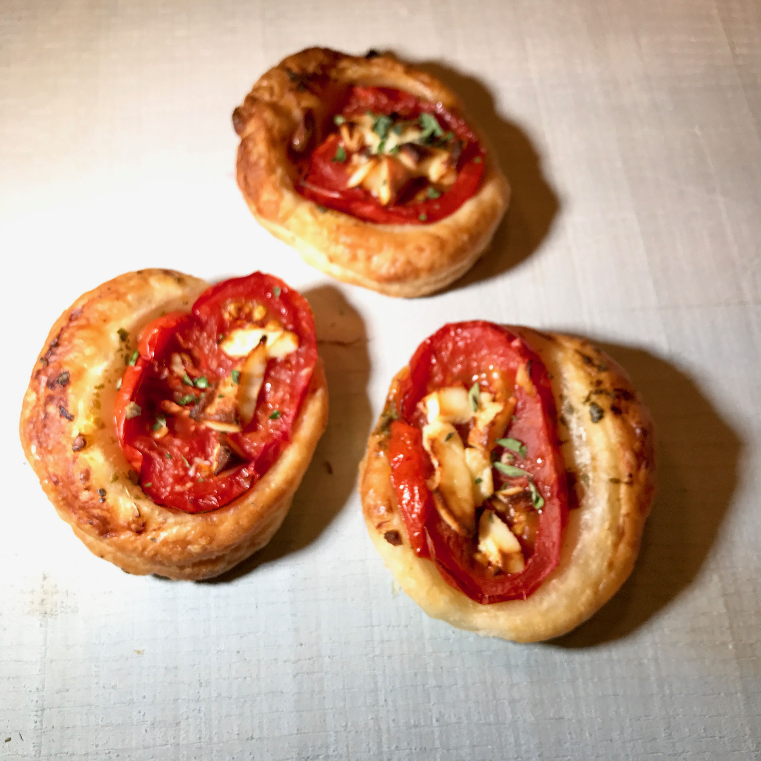 Pizzette mit Blätterteig - Rezepte rund ums Kochen im Alltag