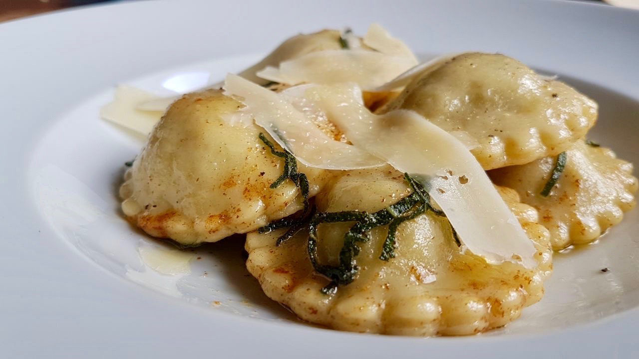 Ravioli mit Pilzfüllung und Salbeibutter - Rezepte auf Youtube | Thomas ...