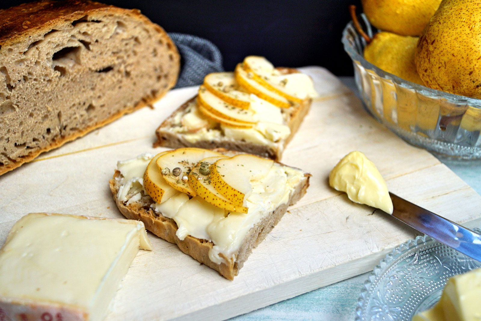 Weizenbrot mit Butter, Taleggio und Birne - zimtkringel - about food
