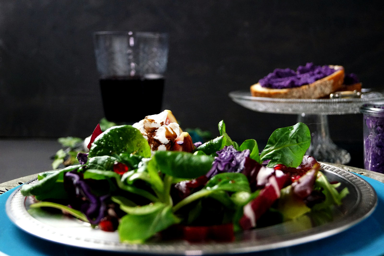 Festlicher Salat mit Rotkohl-Pesto-Crostini Türchen #3 im Kulinarischen ...
