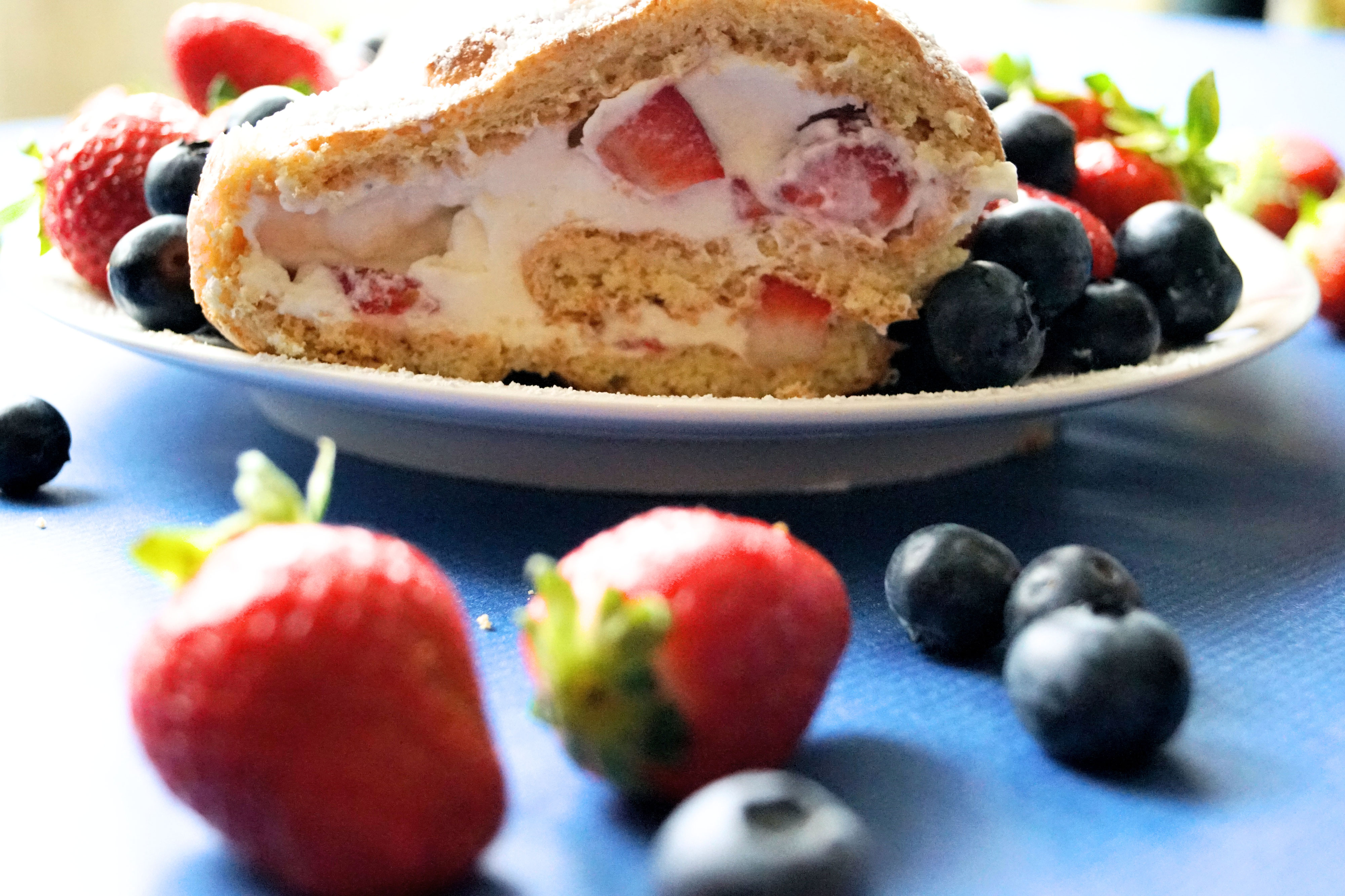 Erdbeerbiskuitrolle fast wie von Mama - zimtkringel - about food