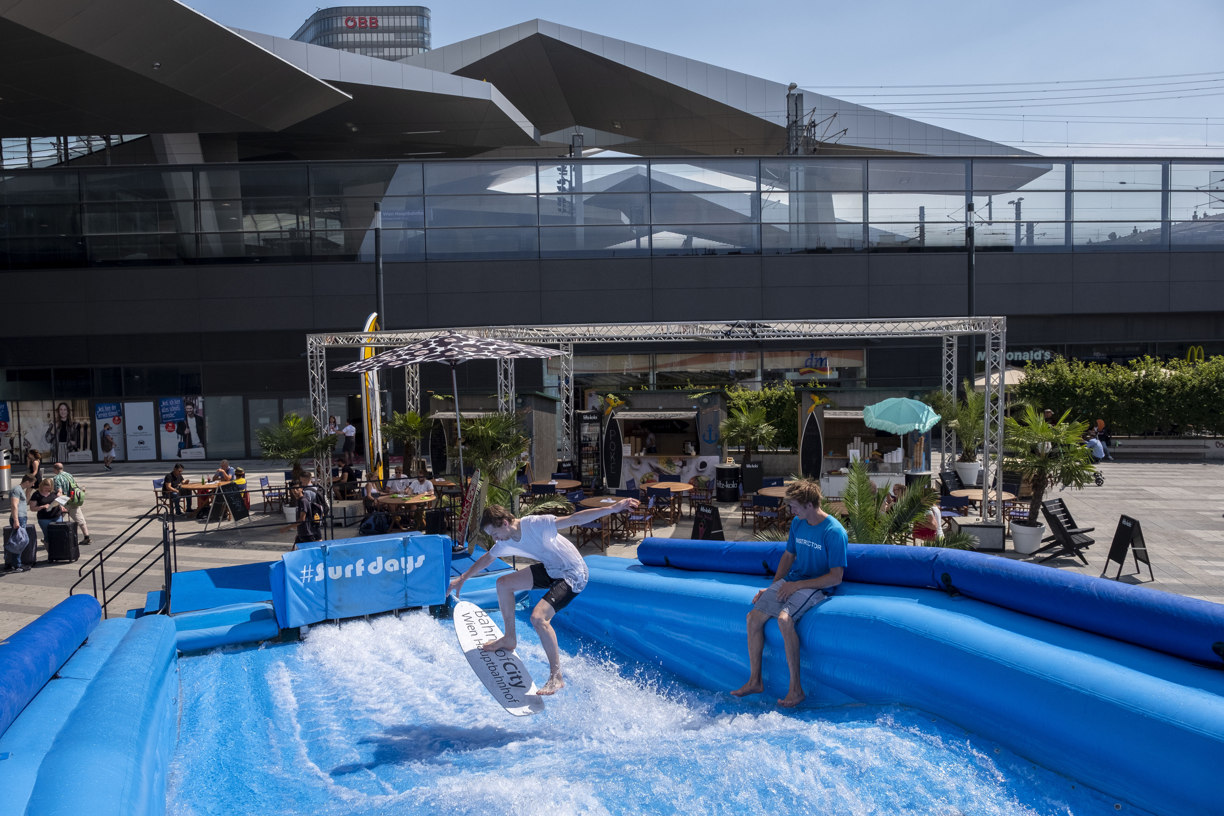 Begeisterte Surfer Kann Nur Blitz Und Donner Stoppen Pop Up Surfwelle