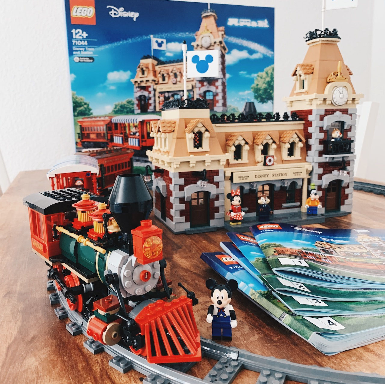 Review Lego Disney Zug Mit Bahnhof Im Legendaren Stil Der Disney
