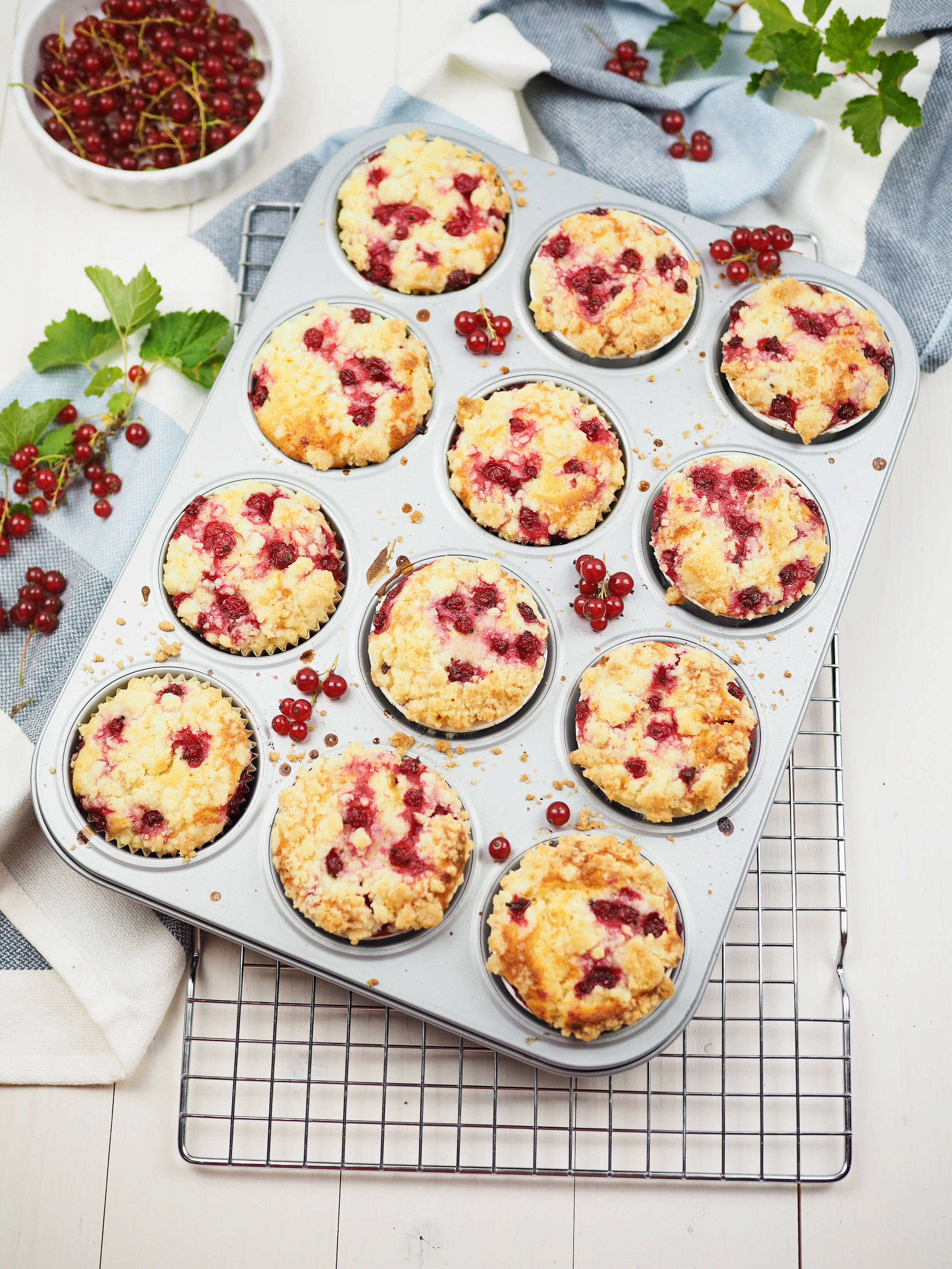 Rezept für einfache und saftige JohannisbeerJoghurtMuffins mit Streuseln Goldschmankerl