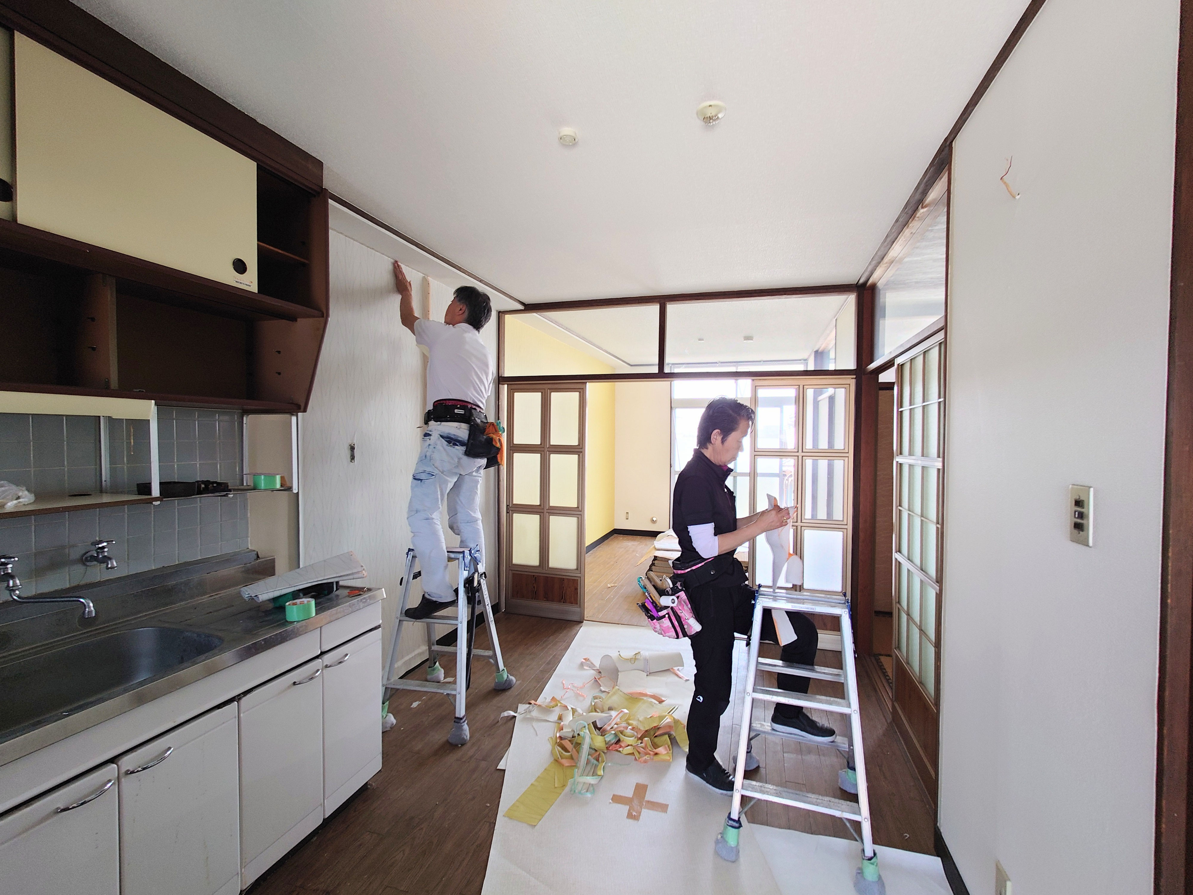岐阜県岐阜市のマンション Avion の激安リフォーム中 壁紙クロス張替え イクメンリフォーム は 岐阜 愛知 名古屋 でどこよりも絶対安く 激安 でリフォームを提供致します