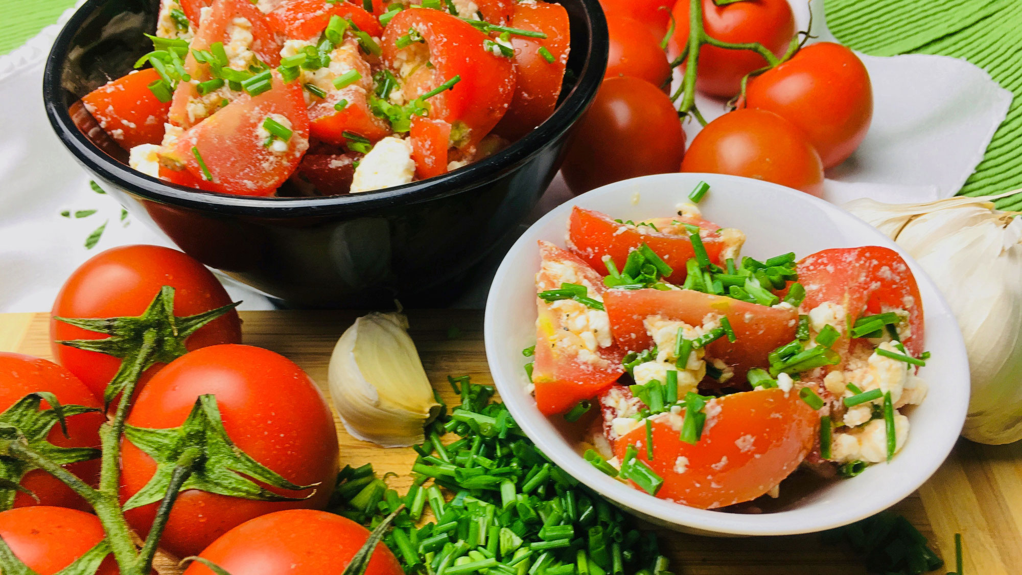 Kräftiger Tomaten (Gurken-Paprika) Salat mit Schafskäse - ENJOY the SMILE